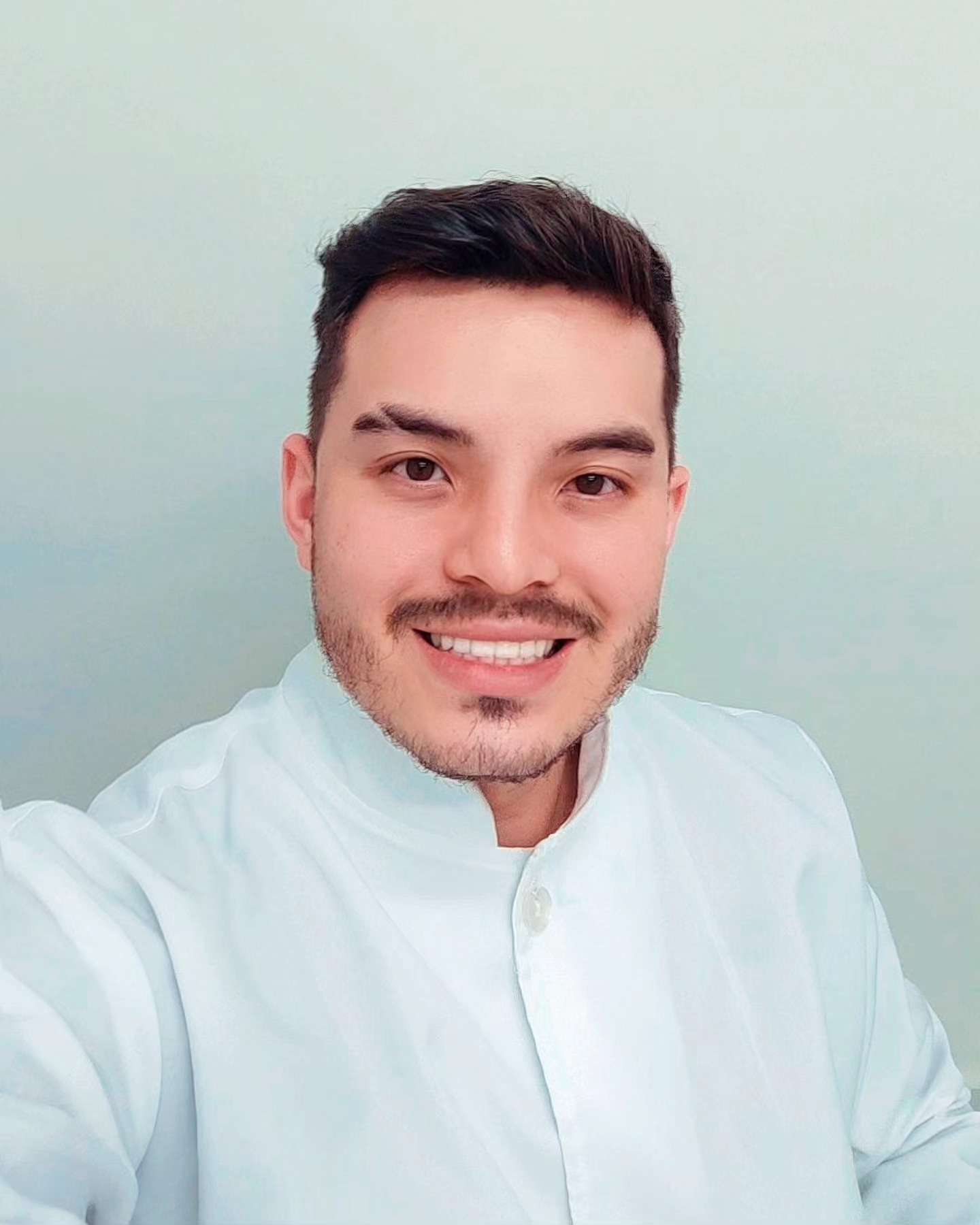 Dr. Michael Martins Li sorrindo — dentista na Mooca, São Paulo